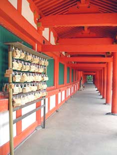 Interno di un tempio: il porticato.